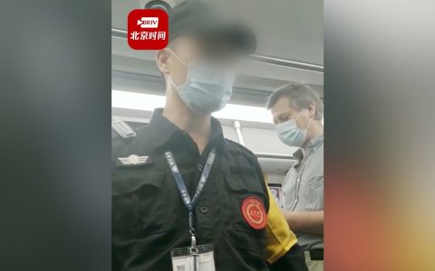 深圳地铁一保安要求乘客给外国人让座遭质疑 保安公司:误以为外国乘客身体不适-黑榜